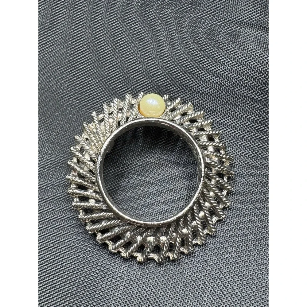 Vintage Silver-tone Ridged Wreath Circle Brooch Pin Sinngle Faux Pearl 1.25